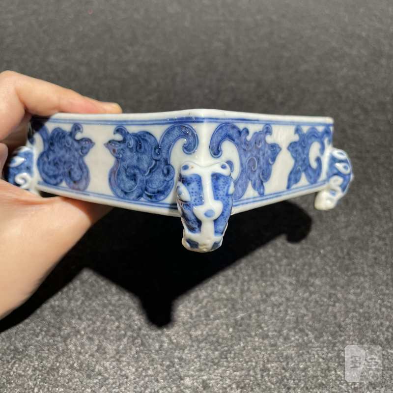 清中期 “清秋阁”款青花诗文仿青铜器四足砚 - 图12